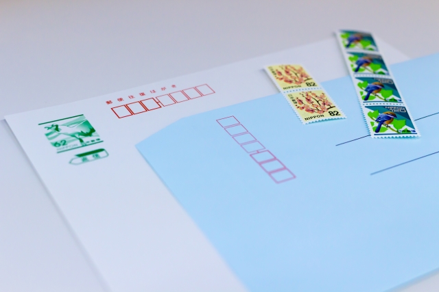 2020 手紙 切手 代 切手の貼り方・位置…封筒やはがきに貼る位置、横長・横書きの場合 [暮らしの歳時記]